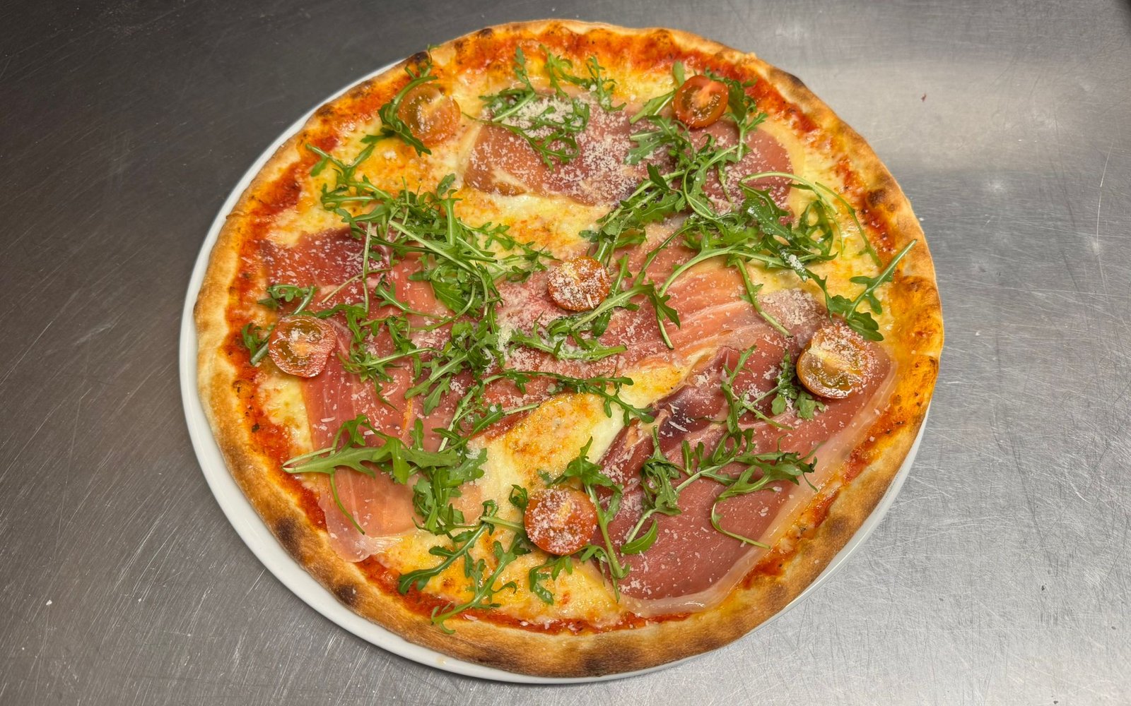 Prosciuttopizza lagad med omsorg